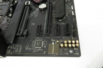 Asus Strix B550-F Gaming WiFi: Die aktuelle 'S1220A'-Ausbaustufe von 'Asus Supreme FX' kennt man schon von anderen Platinen, in der 190-Euro-Preisklasse gehört sie zu den besten Optionen am Markt.