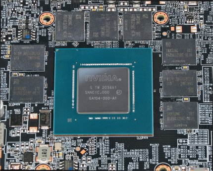 Der zweitgrößte Gaming-Ampere-Chip namens GA104 wurde bislang nur mit GDDR6-Speicher gepaart (im Bild). Bei der RTX 3070 Ti kommt erstmals GDDR6X zum Einsatz.