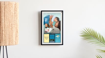 Echo Show 15 lässt sich auch als Wand-Display verwenden.
