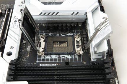 Nicht quadratisch, aber genauso praktisch wie bislang und mehr als nur gut: Der Sockel 1700 bietet mit die schnellsten Schnittstellen und in Kombination mit dem Z790 auch die meisten innerhalb des Desktop-Mainstreams.