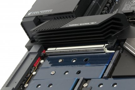 Einige Hersteller heben PCI-Express-5.0-Slots zwar farblich hervor, sichtbare technische Änderungen an den Kontakten zu Grafikkarten gibt es aber nicht. Die für noch höhere Datenraten nötigen Neuerungen finden sich um Routing; unter anderem wird auch hier auf SMD-Bauweise gesetzt.