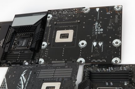 Wie sie sehen, sehen sie nichts: DDR5-Mainboards (oben) fehlen auf der Rückseite die für ältere DDR-Slots typischen Lotfahnen (vorne: DDR4). Verglichen mit den alten THT-Steckplätzen bietet die neue SMD-Bauweise Vorteile bei der Signalqualität.