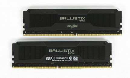 Crucial Ballistix Max RGB BLM2K16G44C19U4BL: 2× 16 GiByte DDR4-4400 (19-19-19-46) @ 1,40 Volt, single-ranked
