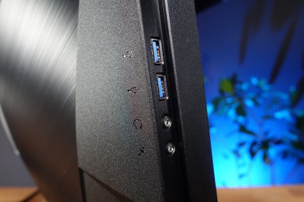 Die wichtigen Anschlüsse finden sich leicht zugänglich an der Seite des Monitors.