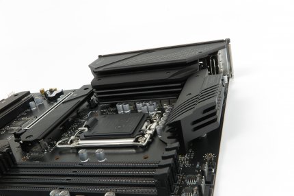 Spannungswandler und -kühlung müssen auch bei einem B660-Mainboard i9-12900K-tauglich sein. Ob die Hersteller diesen Anspruch erfüllen und wieviel das den Endkunden kostet, werden wir testen.