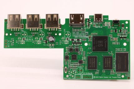 Auf der rechten Seite befindet sich oben der H6-Chip, darunter der Arbeitsspeicher (2× 2 Gigabit DDR3-SDRAM) und an der Außenseite der NAND-Flashspeicher (256 MB).
