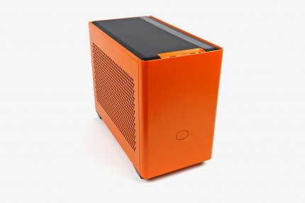 Zu sehen ist das NR200P in Sunset Orange. Wem die Farbe zu knallig ist, kann auch zu weniger knalligen oder klassischeren Farbvarianten zurückgreifen.