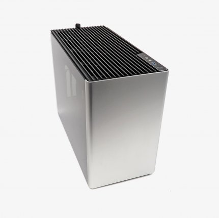 Das Jonsplus i100 Pro zeigt sich von der edlen Seite, mit zwei Seitenteilen aus Glas und einer hochwertigen Metall-Front.