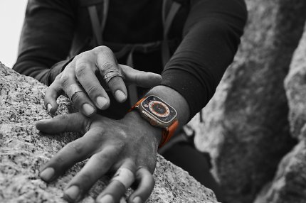 Die Apple Watch Ultra besitzt ein Titangehäuse und einen individuell belegbaren orangenen Knopf.