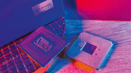 Bei Intel finden im 1700er-Sockel Alder (12. Gen), Raptor Lake (13. Gen) und Raptor Lake Refresh (14. Gen) ihren Platz. Mit dem Big-Little-Prinzip versucht Intel stärkere Performance-Cores mit schwächeren Efficiency-Cores zu verbinden, die sich um Hintergrundprogramme kümmern sollen. Mit der neuesten Arrow-Lake-(Refresh)-Generation zieht nicht nur eine neue Nomenklatur einher, sondern auch Sockel 1851 (nicht kompatibel zu Sockel-1700-CPUs und umgekehrt).