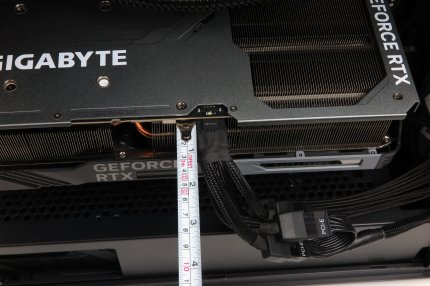 Je größer die Distanz vom Stecker bis zur ersten Biegung, umso besser – insbesondere beim Nvidia-Adapter, bei dem die Lötstelle direkt hinter dem Anschluss gelegt wurde. Bei dem 'Dreizack' der RTX 3090 Ti (nur 12-Pol), hat man nicht zu dieser Lösung gegriffen.