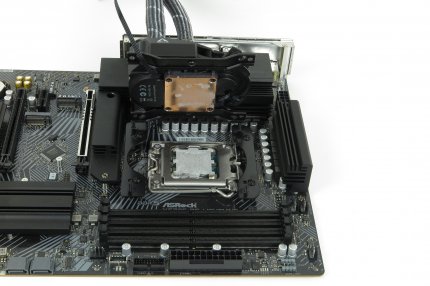 Herausforderung: Selbst wenn man die kaum messbaren Vorteile einer asymmetrischen Ryzen-3000-/-5000-/-7000-Halterung mitnimmt, stößt das Raphael-Package bereits bei circa 20 Prozent weniger Heizleistung ans Temperaturlimit als ein Alder-Lake-Prozessor.