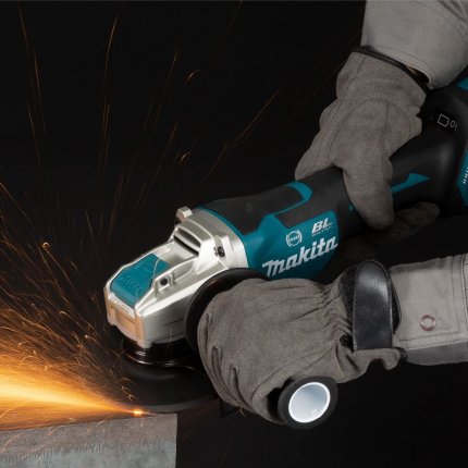 Egal, ob man sich für einen Winkelschleifer von Makita oder Bosch entscheidet, mit beiden Profi-Werkzeugen lässt es sich hervorragend arbeiten.