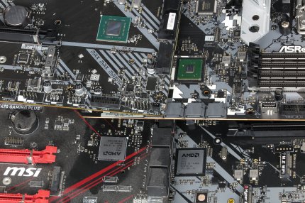 Im Vergleich zu seinen Vorgängern Promontory (B550 u.r., X470 u.l.) und Bixby (X570, o.l.) ist Promontory 21 (o.r.) winzig. Dabei hilft die feine TSMC-N6-Fertigung, aber auch die Tatsache, dass die Funktionen des High-End-Chipsatzes X670(E)/X870E auf zwei Promontory 21 verteilt wurden, während ein einzelner nur einen B650(E)/X870/B850 bildet. Frühere Budget-I/O-Hubs waren dagegen immer teil-deaktivierte Luxusmodelle von entsprechender Größe.