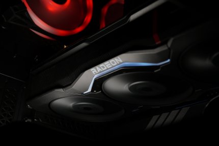 AMD ist der zweite GPU-Anbieter und trotz minimaler Schwächen in KI-Segmenten für Spieler keineswegs eine schlechtere Wahl als Nvidia, zumal bei Radeon-Karten das Preis-Leistungs-Verhältnis häufig fairer ausfällt. Die Treiber sind mittlerweile so ausgereift wie bei Nvidia, in puncto Stabilität sind beide Hersteller auf Augenhöhe.