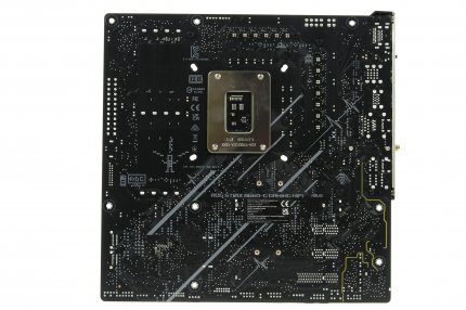Nichts zu sehen: Unterhalb des CPU-Sockels dieses Asus Strix B660-G fehlt die für ältere Mainboards typische, lange Vierfachreihe von Lötfahnen des Grafikkartenslots, denn dieser ist bei allen PCI-Express-5.0-Platinen in SMD-Bauweise ausgeführt. Erst die weiter unten liegenden, vom I/O-Hub versorgten 4.0-Slots (×1- und ×4-Länge) zeichnen sich als THT-Bauteile auf der Platinen-Rückseite ab.