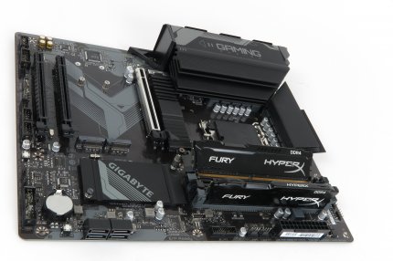 5 oder 4 nach Wahl: Passend zur Flexibilität der Alder- und Raptor-Lake-CPUs gibt es B760 und H770 Mainboards mit DDR4 oder DDR5. Letzteres ist für Neukäufer oft die empfehlenswertere Wahl, ersteres wenn gute DDR4-Module (-3600 oder besser) bereits vorhanden sind. Vorsicht: Auch Grafikkarten-Slots können, je nach Preisklasse, 5.0-tauglich oder nur auf 4er Niveau ausgeführt sein.