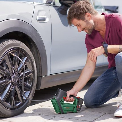 Wer seine Autoreifen selbst wechselt oder gerne regelmäßig den Reifendruck überprüft, findet mit der elektrischen Luftpumpe von Bosch den passenden Helfer.