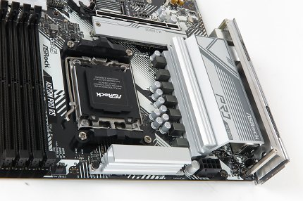 Asrocks A620M Pro RS ist offiziell für 120-W-TDP-CPUs freigegeben. Im PCGH-Test lässt die 140-Euro-Platine (UVP) bis zu 165 W Package Power zu und hat dabei noch genug Temperaturreserven für die real circa 200 W eines voll ausgelasteten Ryzen 9 7950X. Entsprechende PBO-Einstellungen sind aber mit AMDs OC-Verbot aus dem UEFI verschwunden.