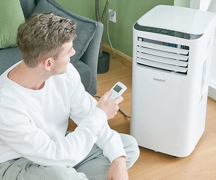 Die mobile Klimaanlage lässt sich variabel platzieren und mit der beiliegenden Fernbedienung bequem steuern.