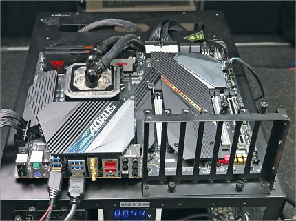 Ein Core i9-12900K, gedrosselt auf 200 Watt, auf einem Gigabyte-Tachyon-Mainboard: genügend Leistung, um die Custom-Wasserkühlung ordentlich aufzuheizen.