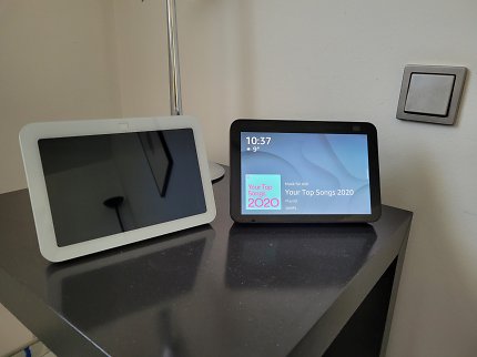 Echo Show 8 (3. Gen) links, daneben die 2. Gen.