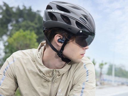 Bei Outdoor-Aktivititäten sind Open-Ear-Kopfhörer die beste Wahl, da hiermit Umgebungsgeräusche noch gut wahrnehmbar sind.
