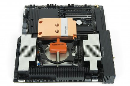 AMD übernimmt die kombinierte CPU- und Kühlerhalterung unverändert von TR4 und TRX4; der für die CPU-Montage benötigte Drehmomentschlüssel gehört zum Lieferumfang. Bestehende (Wasser-)Kühler können weitergenutzt werden, für Asetek-KoWaKüs liegt den CPUs weiterhin ein angepasster Halterahmen bei.