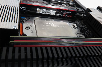 TR5-Threadripper werden von AMD auch als 'HEDT' vermarktet, aber sogar die hauseigenen Benchmarks zeigen ausschließlich Workstation-Szenarien. Dafür, und nur dafür, rechtfertigen hervorragende Testergebnisse auch die gepfefferten Preise.