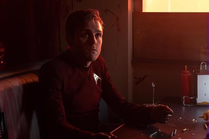 Scotty ist in Strange New Worlds jünger und unerfahrener als Kirk.
