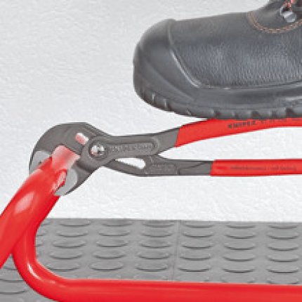 Vor den Frühlingsangeboten reduziert. Die Knipex Cobra bietet einen Seltsklemmeffekt an Rohren.