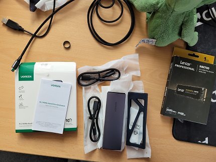 Lieferumfang des Ugreen 90541 USB-3.2-SSD-Gehäuses.