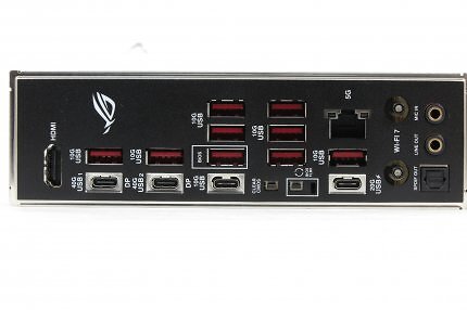 Der Stolz AMDs: Jedes X870(E)-Mainboard hat zwei USB4-Ports. Das Strix 870E-E zusätzlich noch je einen USB-3.2- und -3.1-Typ-C und unzählige -3.1-Typ-A, die alle frei von den USB4-Problemchen der AMS4242-Anschlüsse sind.