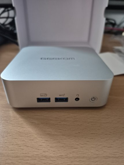 Geekom A6 Frontseite mit praktischem USB-Ladeanschluss (links).