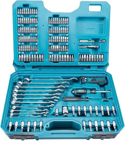 Der Makita-Werkzeugkoffer E-10883 mit 221 Teilen ist sehr Bit-lastig, bietet aber auch Schraubenschlüssel, Stecknüsee und zwei Ratschen.