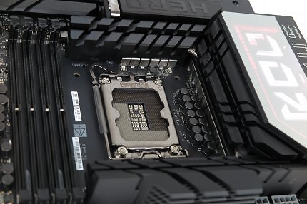 Auf den ersten Blick sieht der Sockel 1851 aus wie sein Vorgänger. Tatsächlich waren einige LGA1700-ILMs mit '17XX/18XX' beschriftet; Intel hat also schon 2021 die Funktionserweiterung geplant.