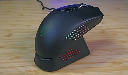 Gaming-Mäuse mit aufwendiger RGB-Beleuchtung scheinen bei der zockenden Zielgruppe nicht mehr angesagt zu sein. Nur die MSI Versa Pro Wireless ist ein Lichtspieler.