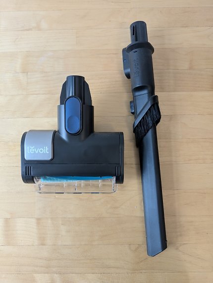 Im Lieferumfang des LVAC300 sind eine 2-in-1-Fugendüse und eine motorbetriebene Tierhaarbürste enthalten.