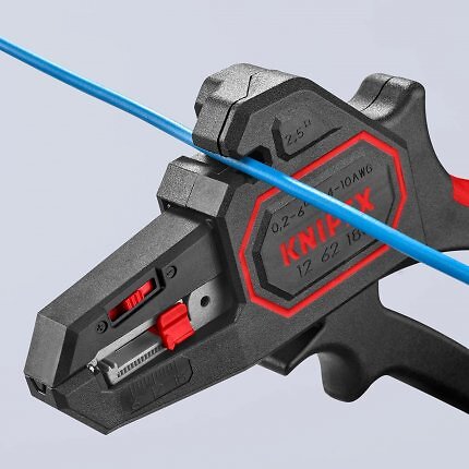 Die automatische Abisolierzange von Knipex kann Leiter mit einem Querschnitt von 0,2 bis 6 mm² abisolieren. Zusammen mit anderen Werkzeugen wie Seitenschneidern war sie zuletzt mehrfach ausverkauft.