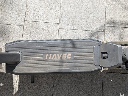 Das Trittbrett des Navee ST3 Pro ist gummiert und mit Rillen versehen, dadurch sorgt es für einen sicheren Halt. Außerdem ist es angenehm breit.
