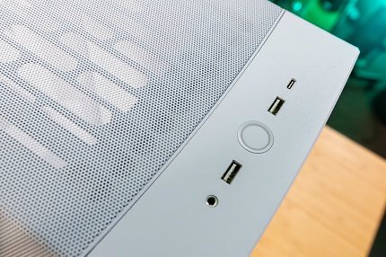 Die I/O-Leiste bietet zwei USB-A-Ports, einen USB-C-Anschluss und Audio-Kombi.