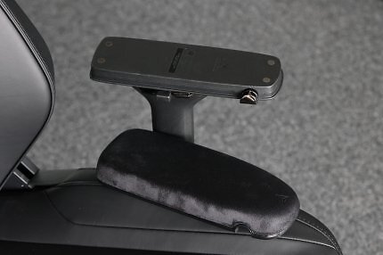 Ein Extra, das beim Secretlab Titan Evo Nanogen XL im Kaufpreis inbegriffen ist, sind flexible 4D-Armlehnen mit wechselbaren Cloud-Swap-Auflagen