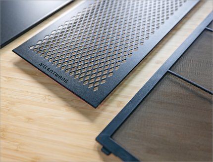An der Front setzt das Silentware Air 100 nicht nur auf Mesh-Abdeckung, sondern auf einen richtigen Staubfilter, der eingeklemmt wird.