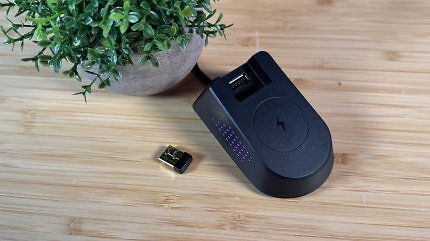 Die ebenfalls bunt beleuchtete, per USB-C-auf-USB-A-Kabel angeschlossene Dockingstation verfügt auch über einen USB-A-Anschluss für den USB-Dongle. Das spart euch einen Anschluss am Gaming-PC.