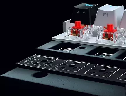 Das zentrale Element einer Custom-Gaming-Tastatur ist die als PBC bezeichnete Hot-Swap-Schalterplatine. Die macht den Schaltertausch möglich und verfügt zusätzlich über eine RGB-LED.