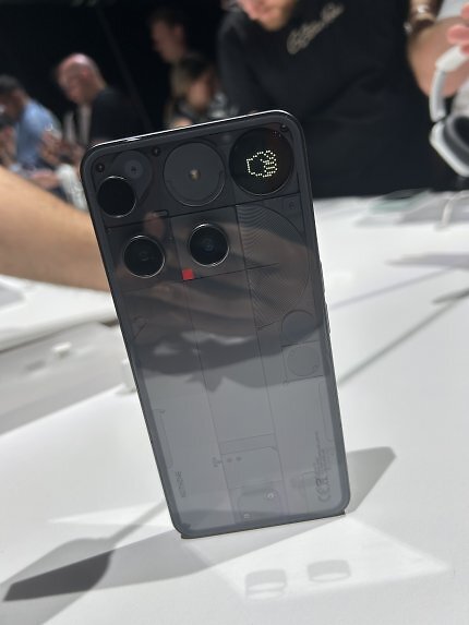 Auf der Rückseite befindet sich nun die Glyph Matrix, ein kleines, rundes Display.