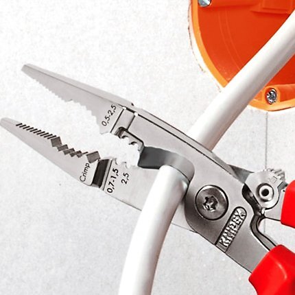 Die Knipex Installationszange vereint mehrere Werkzeuge in einem Tool. Nun ist sie im Preisfall.