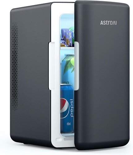 Der Mini-Kühlschrank von Astro AI eignet sich dank 12V- und 230-Volt-Anschluss für Autos, das Büro und Gaming-Zimmer.