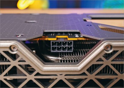 Ein simpler 8-Pol-Stromstecker wird bei allen 9060-XT-Modellen im Testfeld für die Energieversorgung benötigt.
