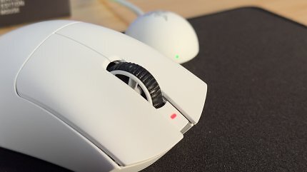 Das Mausrad der Razer Deathadder V4 Pro ist eine technische Innovation. Hier werden die Signale optisch und ohne physikalische Kontaktpunkte verarbeitet.